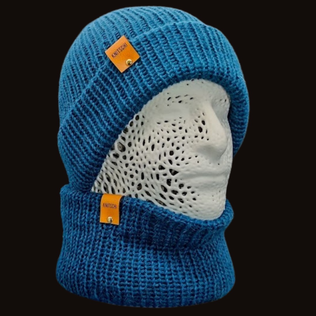 Blaues KNITSCHI-Mützen- und Loop-Set auf einem weißen Kopfmodell